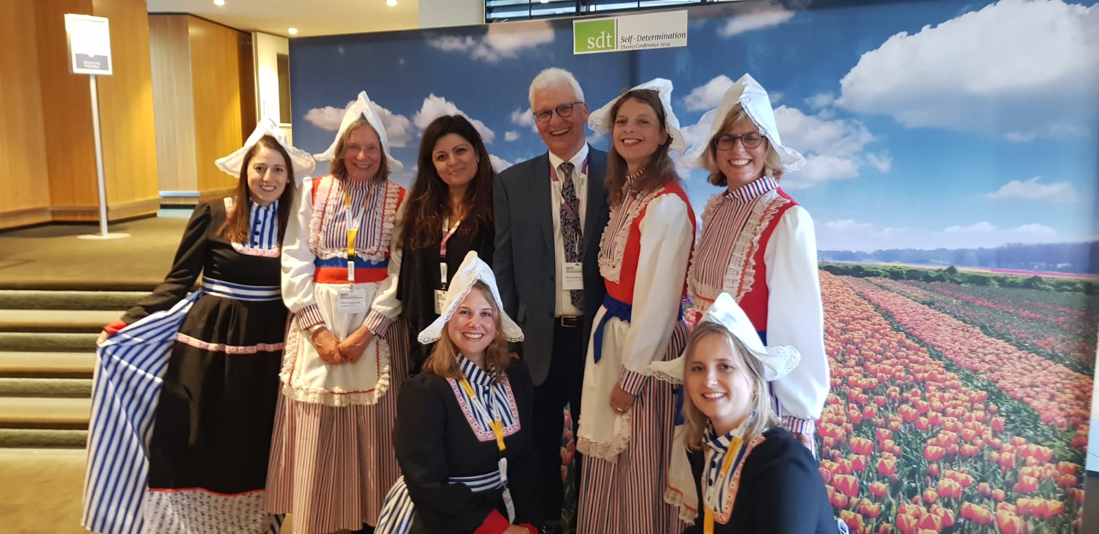 המנהלת מבאר שבע אילנית בר-טוב עם הולנדים בכנס. התעניינות במוצר חינוכי (צילום: באדיבות בית ספר ''תומר'')